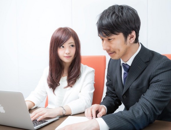 new-employee-who-looks-at-the-face-of-seniors-instead-of-the-pc-screen-during-training