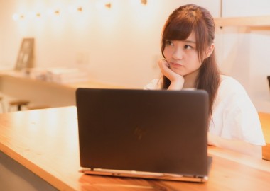 girl-thinking-in-front-of-pc