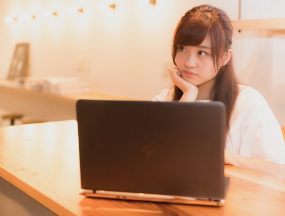 girl-thinking-in-front-of-pc