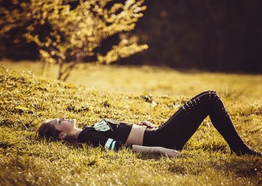 girl-lying-on-the-grass-1741487_640