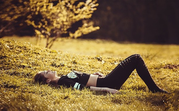 girl-lying-on-the-grass-1741487_640